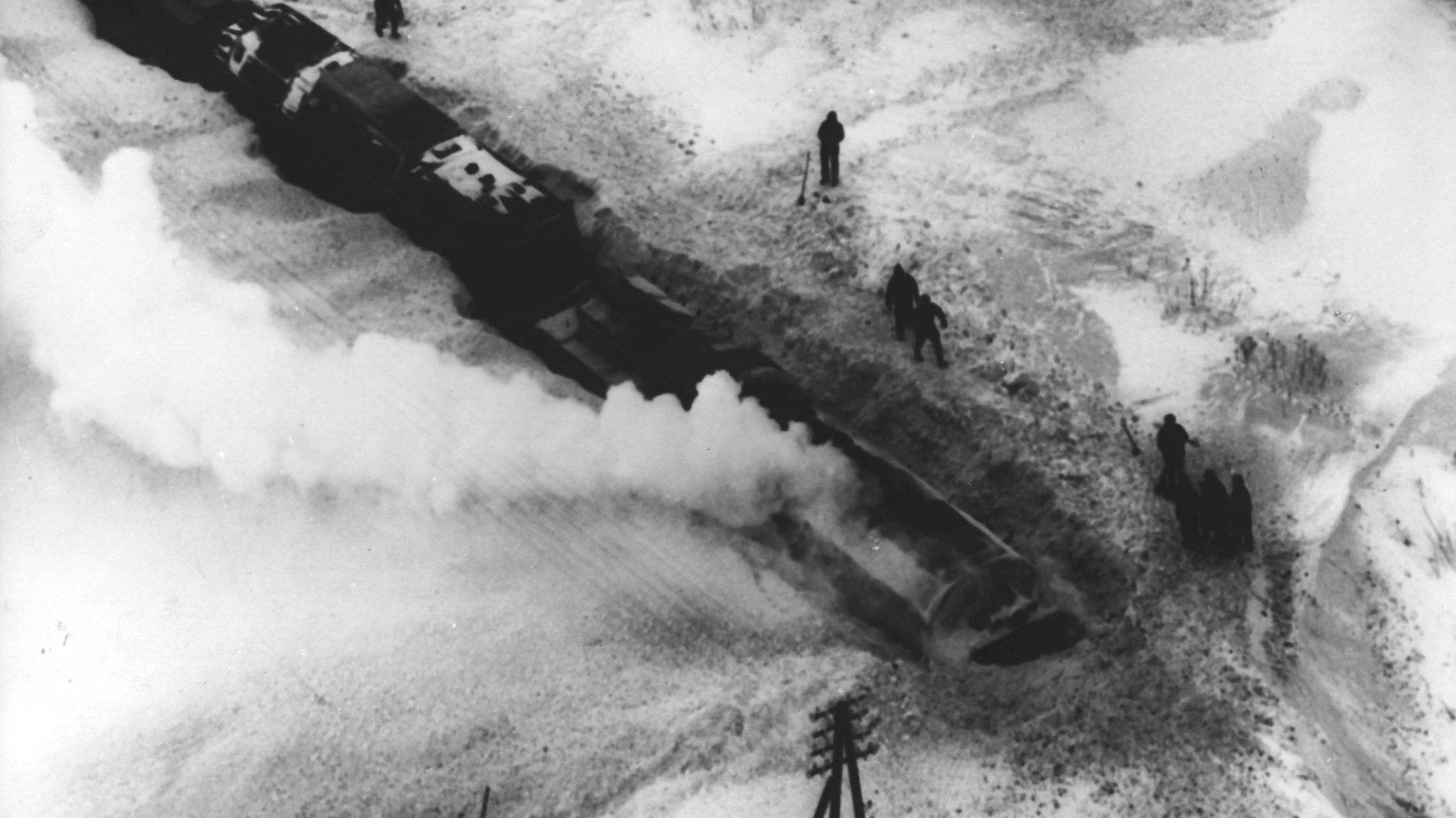 Die Eisenbahn-Transitstrecke nach Sassnitz wurde durch den Einsatz von Schneefräsen und teilweise sogar durch Sprengungen Meter für Meter geräumt.