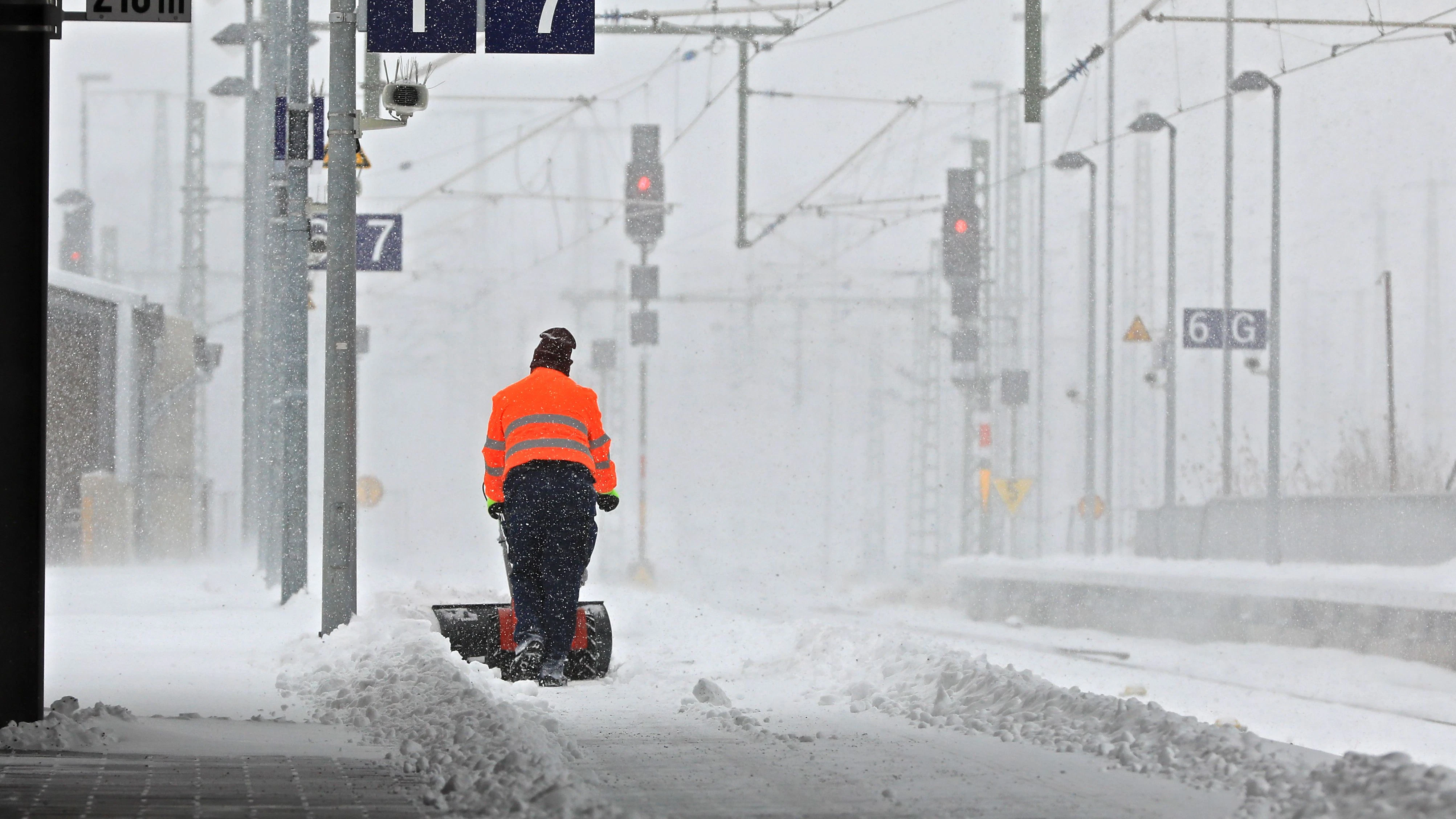 Die Bahn kämpft gegen die Schneemassen – hier auf dem Bahnhof in Magdeburg.