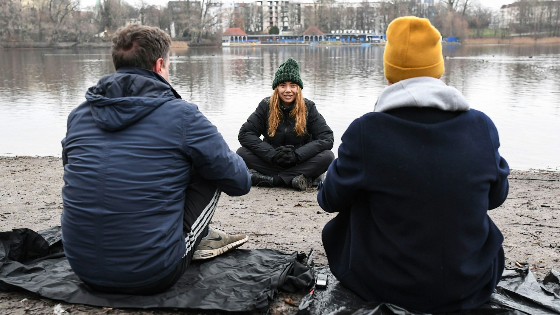 Die richtige Atemtechnik ist wichtig. Karolina Skomra zeigt sie uns, bevor wir ins Wasser schreiten. <br>