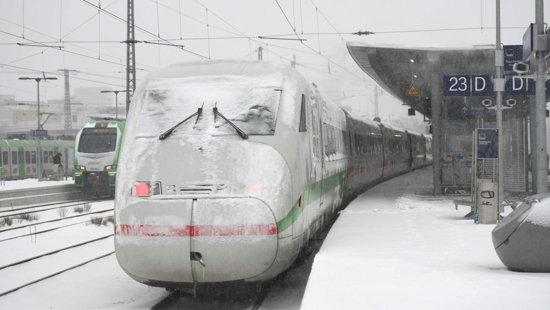 Ein vereister ICE steht am Hauptbahnhof in Dortmund. 