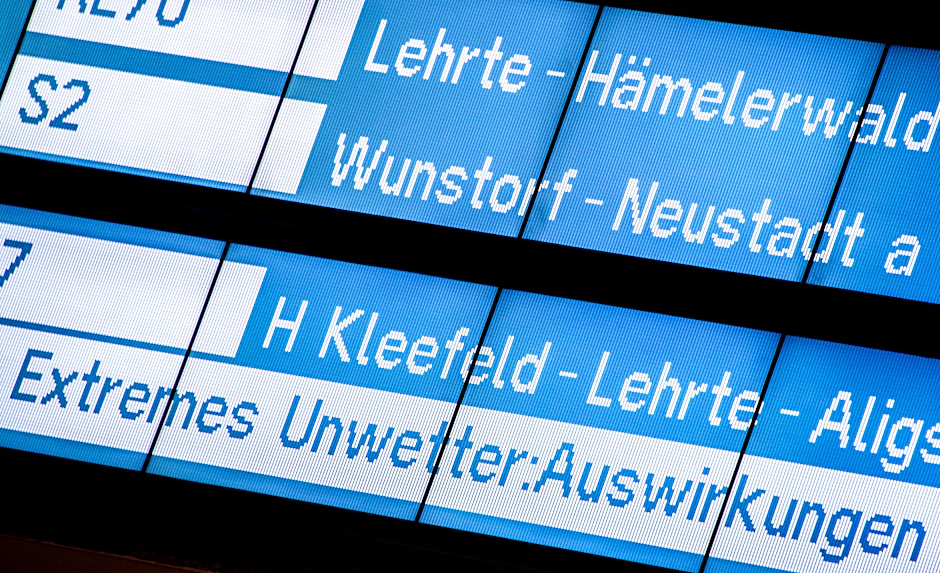 Eine Anzeigetafel am Hauptbahnhof warnt vor Beeinträchtigungen durch extremes Unwetter.&nbsp; &nbsp;&nbsp;