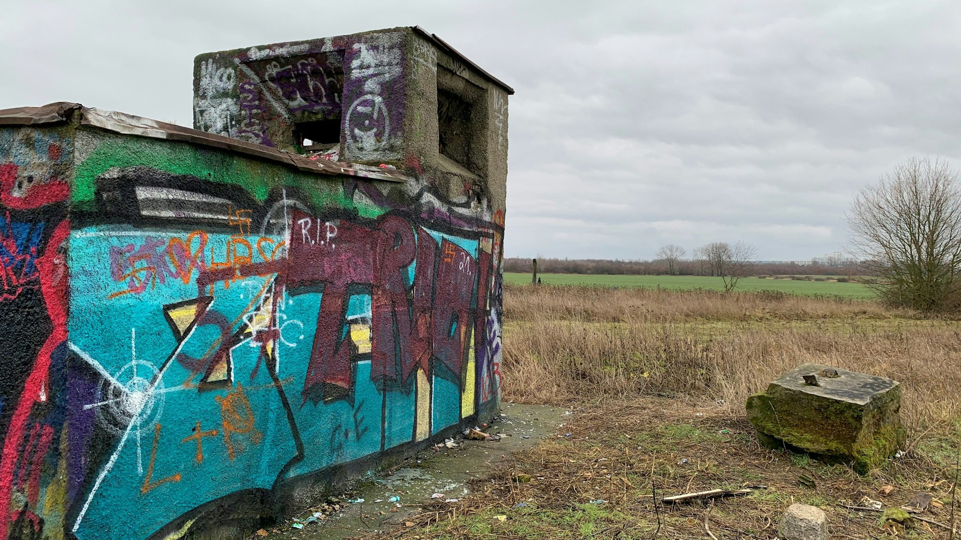 Der Bunker – kurz vor dem Schneefall fotografiert – steht erhöht in der Wartenberger Feldmark.