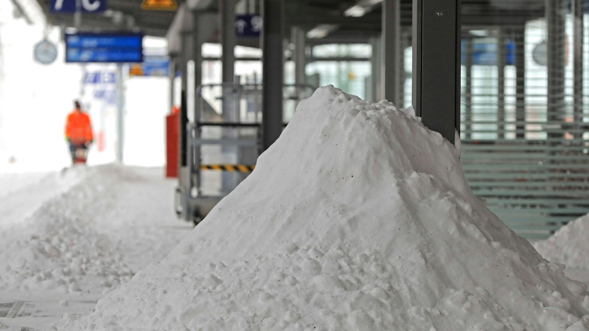 Schnee türmt sich am Hauptbahnhof in Magedeburg.&nbsp;