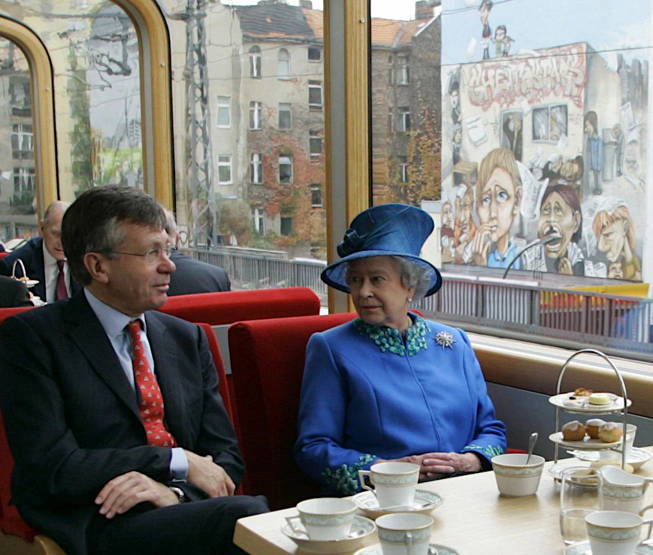 Tea Time in der S-Bahn: 2004 war die Queen mit dem Panoramazug unterwegs, hier mit dem damaligen britischen Botschafter Peter Torry.