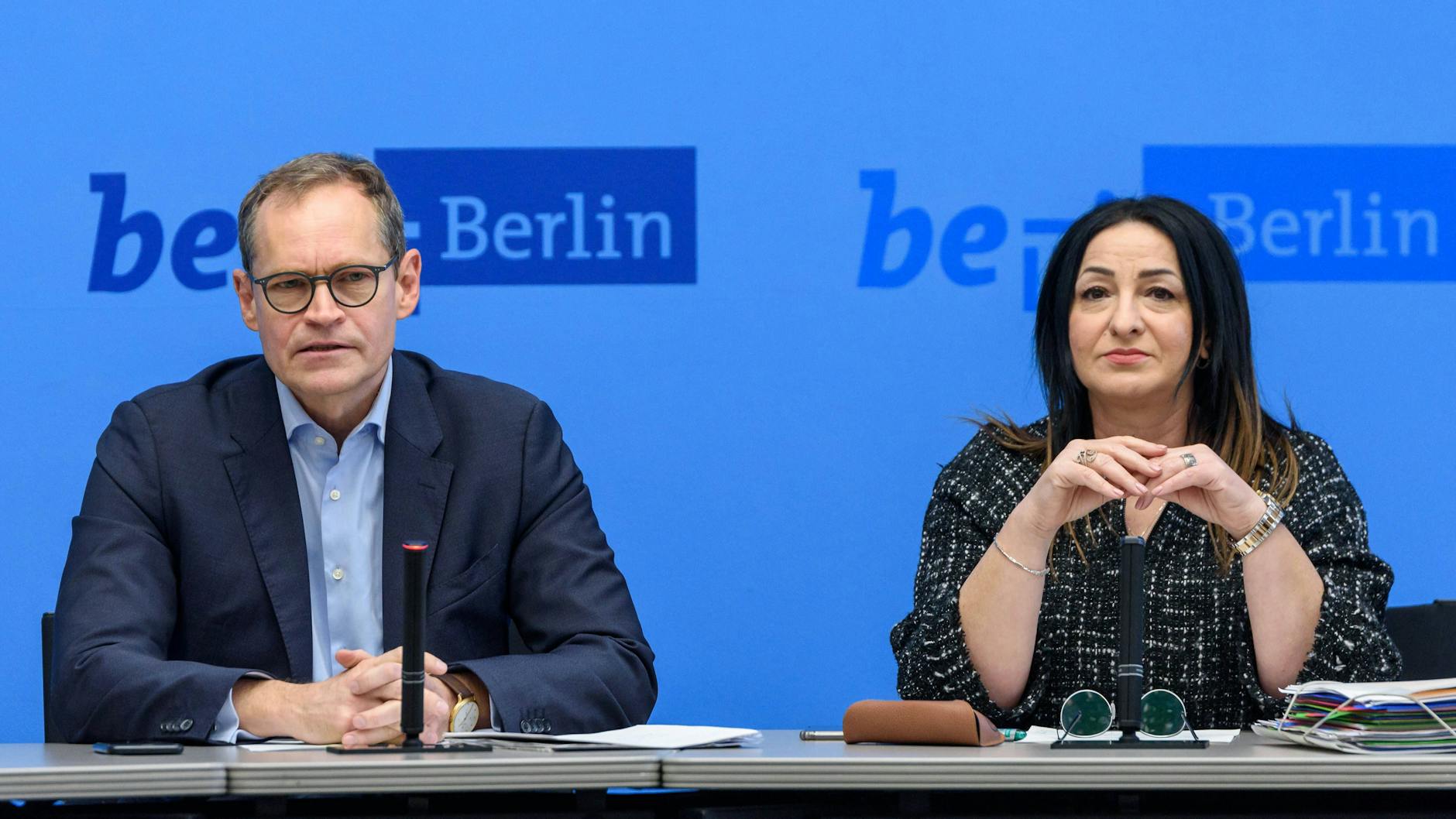 Gute Nachrichten, schlechte Nachrichten: Gesundheitssenatorin Dilek Kalayci (r.) und Bürgermeister Michael Müller.