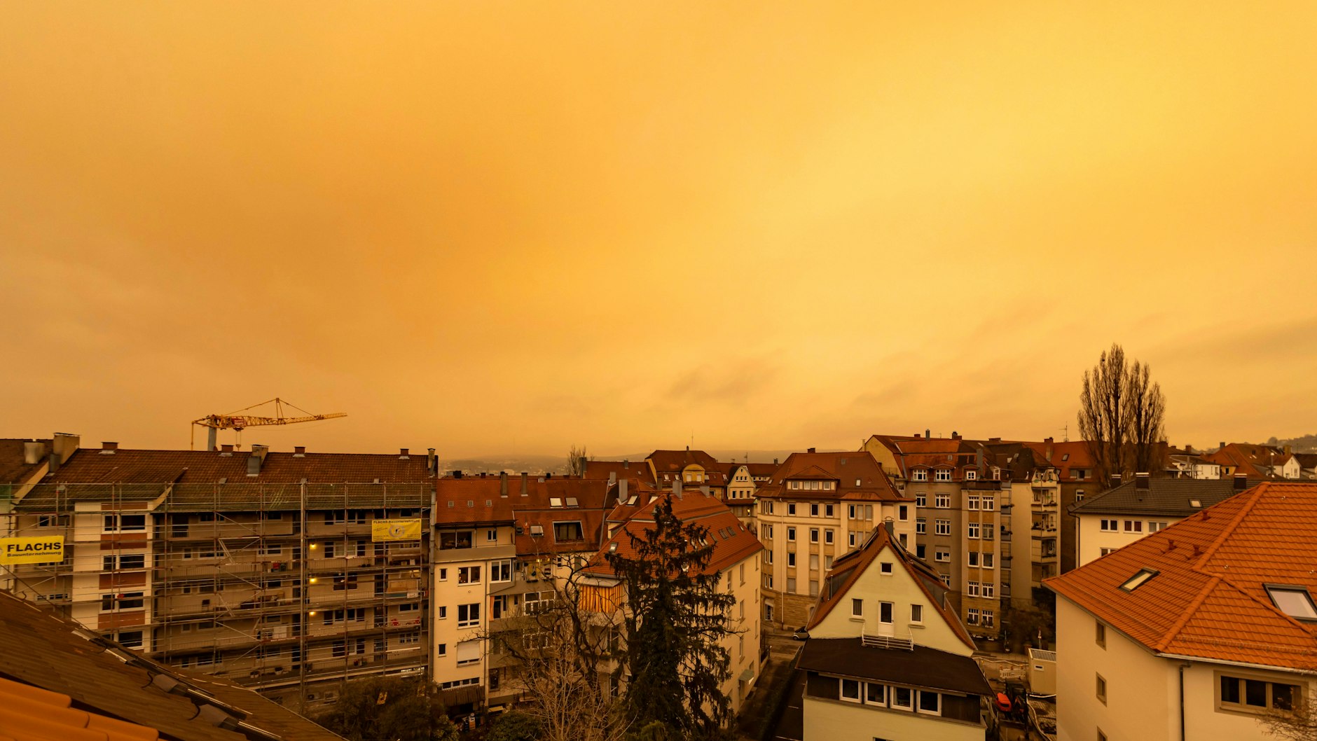 In Süddeutschland wie hier in Stuttgart war der Himmel durch Sahara-Staub rötlich eingefärbt.