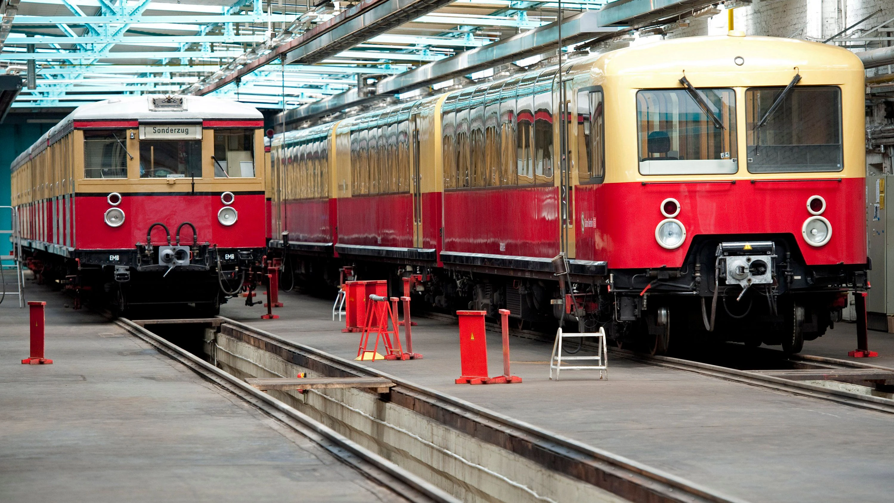 Der Panoramazug mit weit unter das Dach gezogenen Fenstern steht in Erkner in einer Triebwagenhalle.