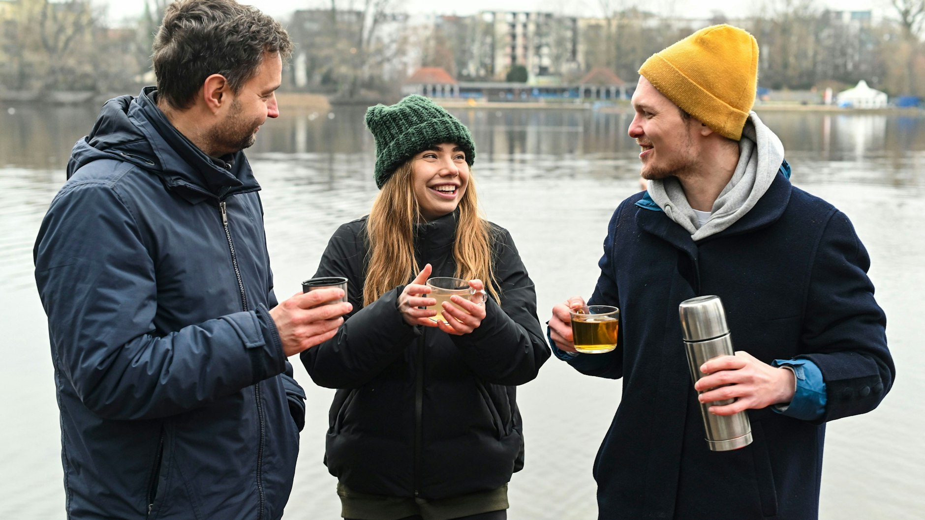 KURIER-Reporter Robin Schmidt (r.) geht mit den Eisbadern Karolina Skomra und Marco Wiechmann ins kühle Nass. <br>