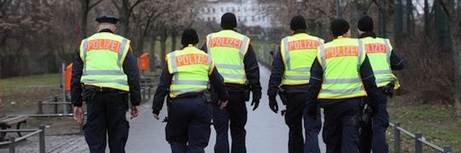 Die Brennpunkteinheit der Berliner Polizei läuft Streife im Görlitzer Park