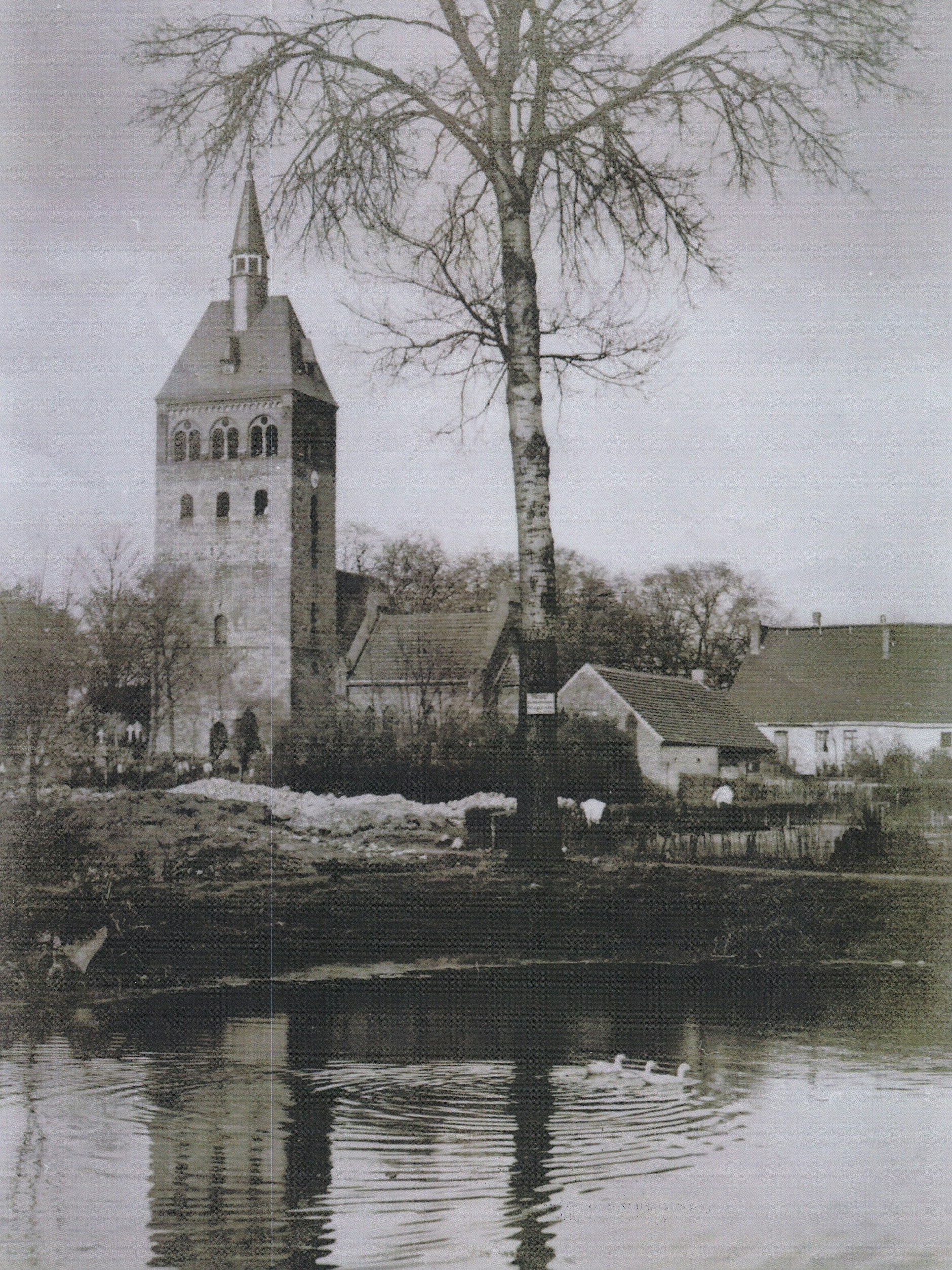 Die Malchower Dorfkirche auf einer Postkarte. Sie wurde vor etwa 750 Jahren errichtet, der Turm 1882 aufgestockt – und 1945 gesprengt.
