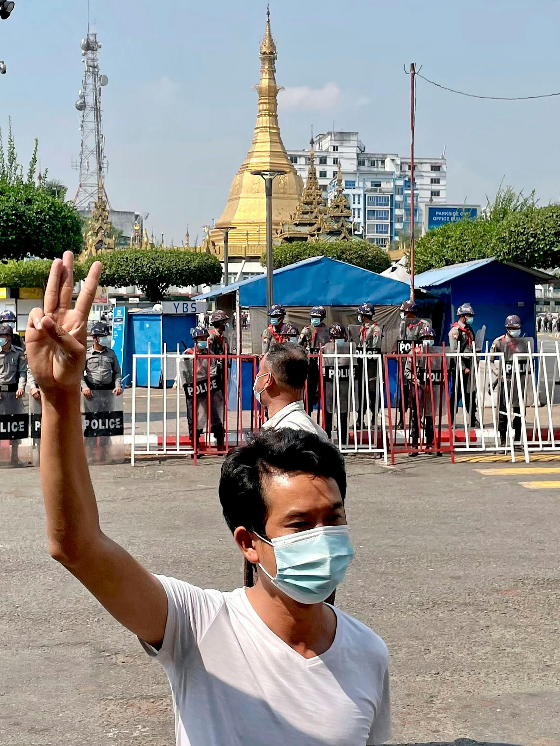 Ein Demonstrant streckt als Protest drei Finger in die Luft – die Widerstandsgeste stammt aus dem Film „Tribute von Panem“.