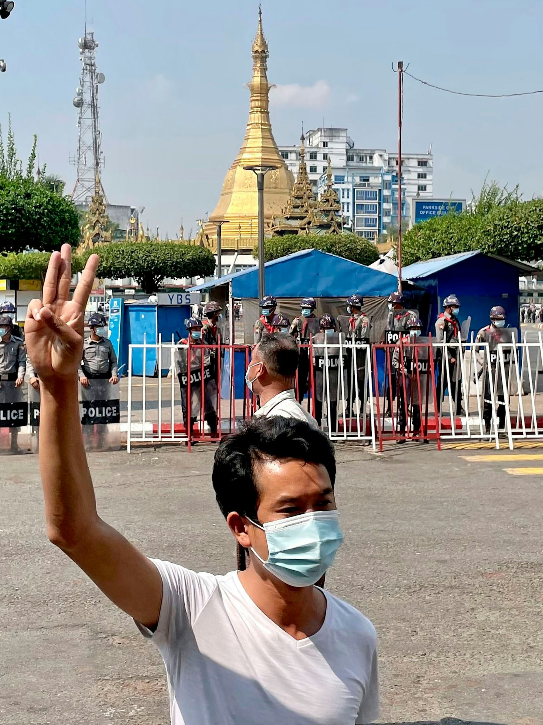 Ein Demonstrant streckt als Protest drei Finger in die Luft – die Widerstandsgeste stammt aus dem Film&nbsp;„Tribute von Panem“.