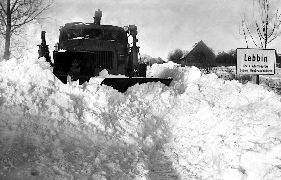 Mit schwerer Technik half die sowjetische Armee die Landstraße bei Lebbin (Kreis Altentreptow) von meterhohen Schneeverwehungen zu räumen.