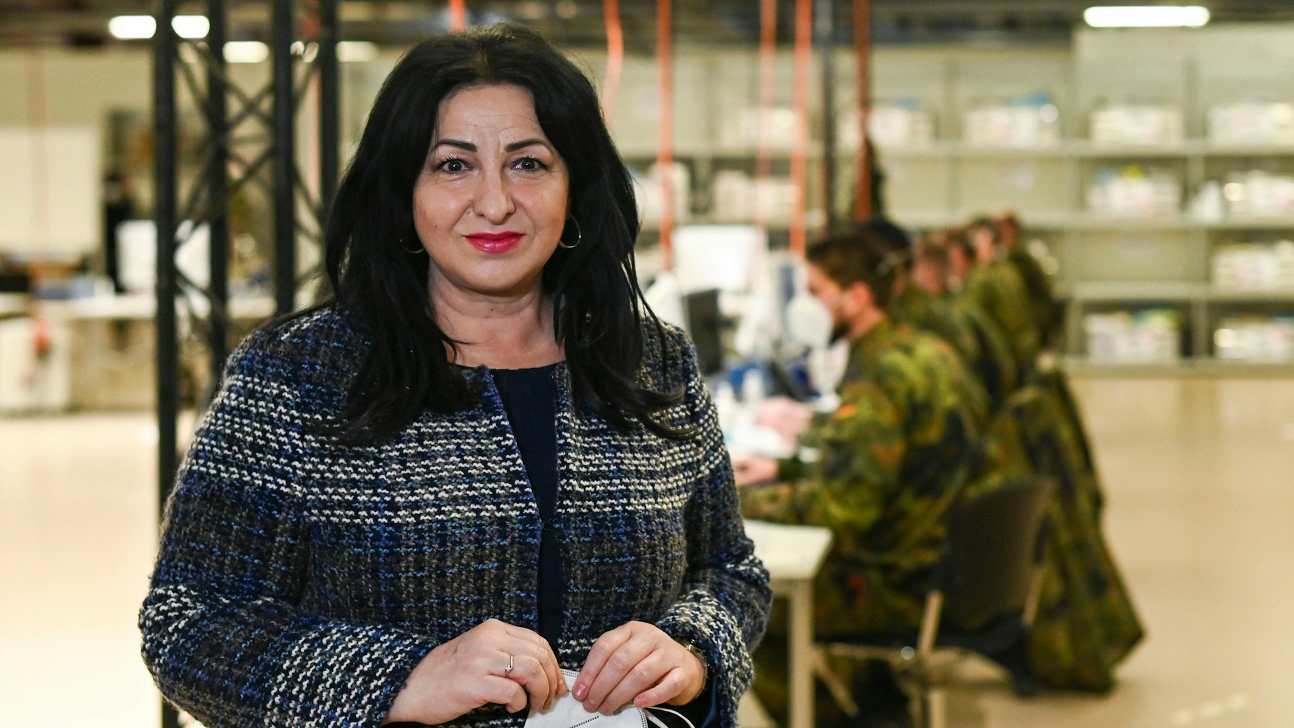 Senatorin mit Soldaten: Dilek Kalayci in der Leitstelle der mobilen Impfteams im ehemaligen Airport Tegel.