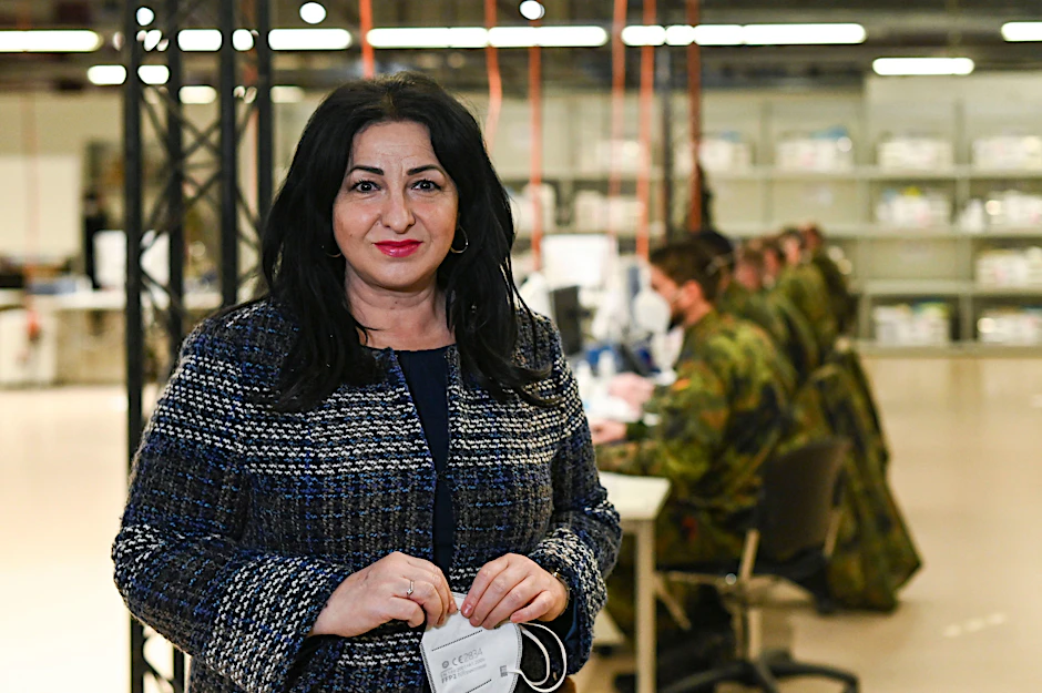 Senatorin mit Soldaten: Dilek Kalayci in der Leitstelle der mobilen Impfteams im ehemaligen Airport Tegel.