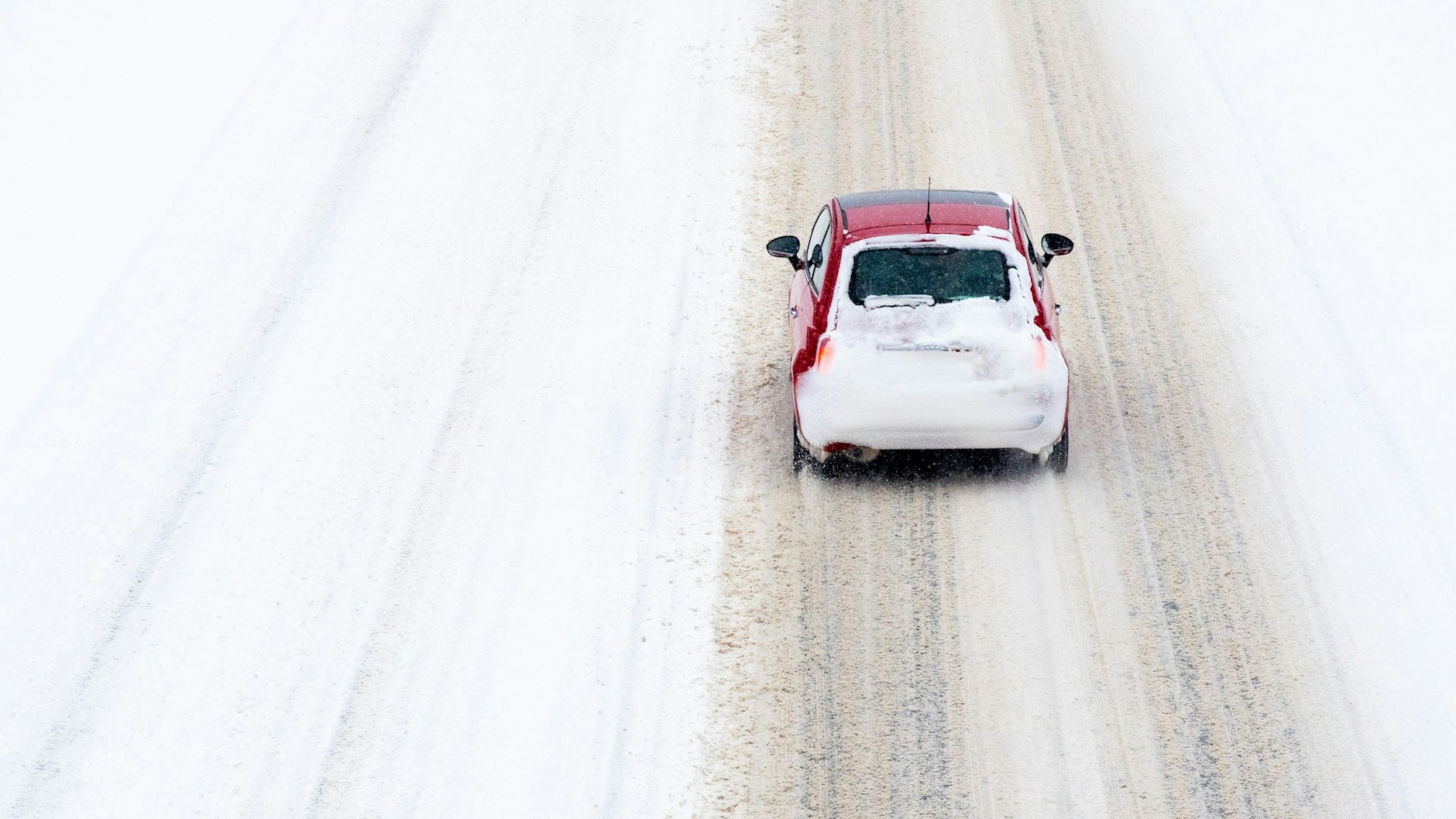 Die völlig verschneite Autobahn 2 bei Hannover-Bothfeld.&nbsp;