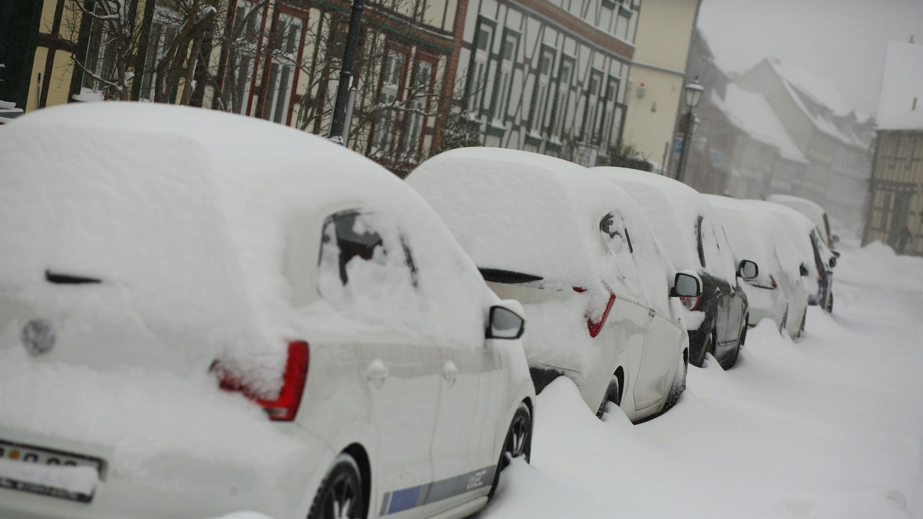 Wernigerode: Verschneite Autos stehen in der Innenstadt. 