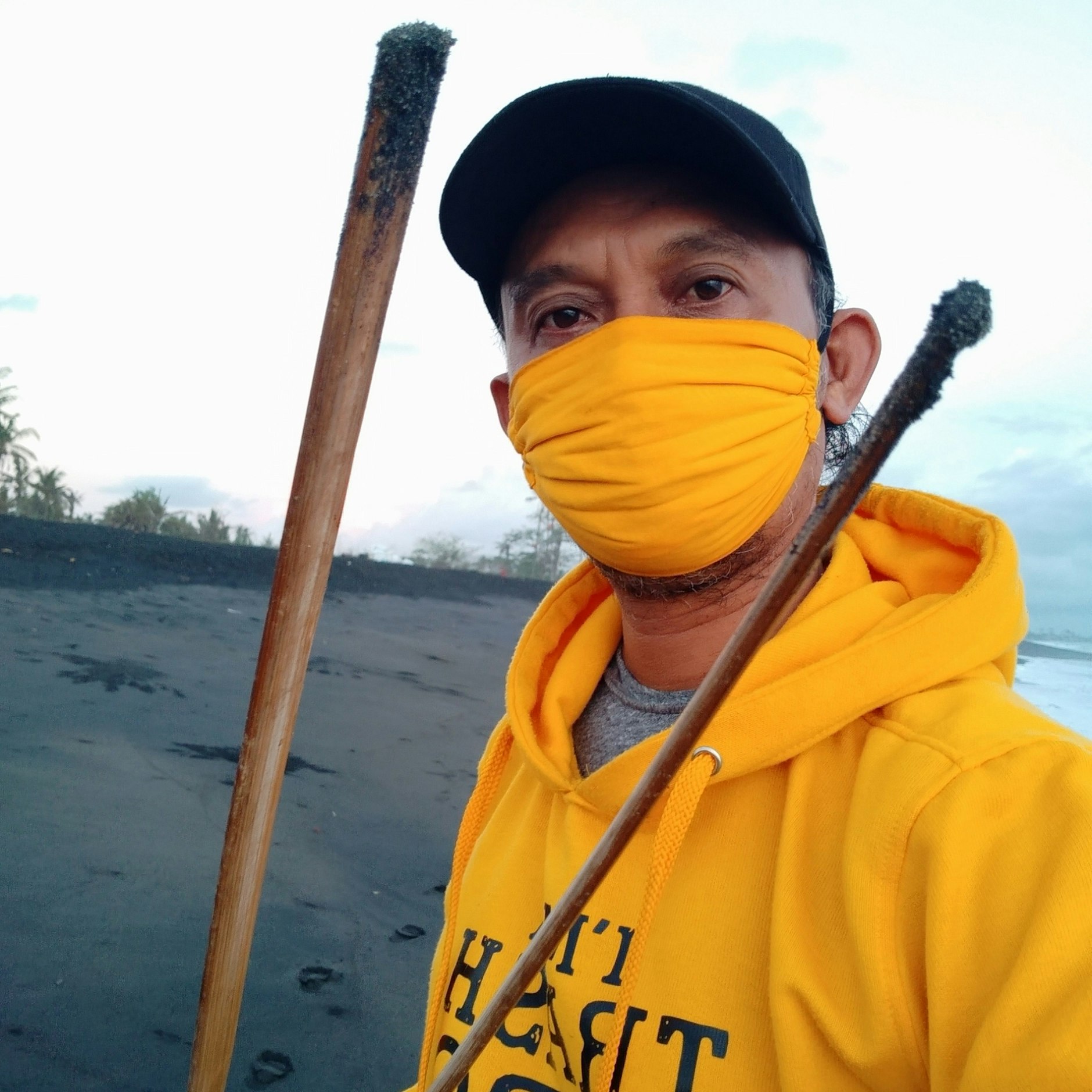 Wayan Aksara, Vorsitzender von „Trash Hero Indonesien“ sammelt fleißig mit.