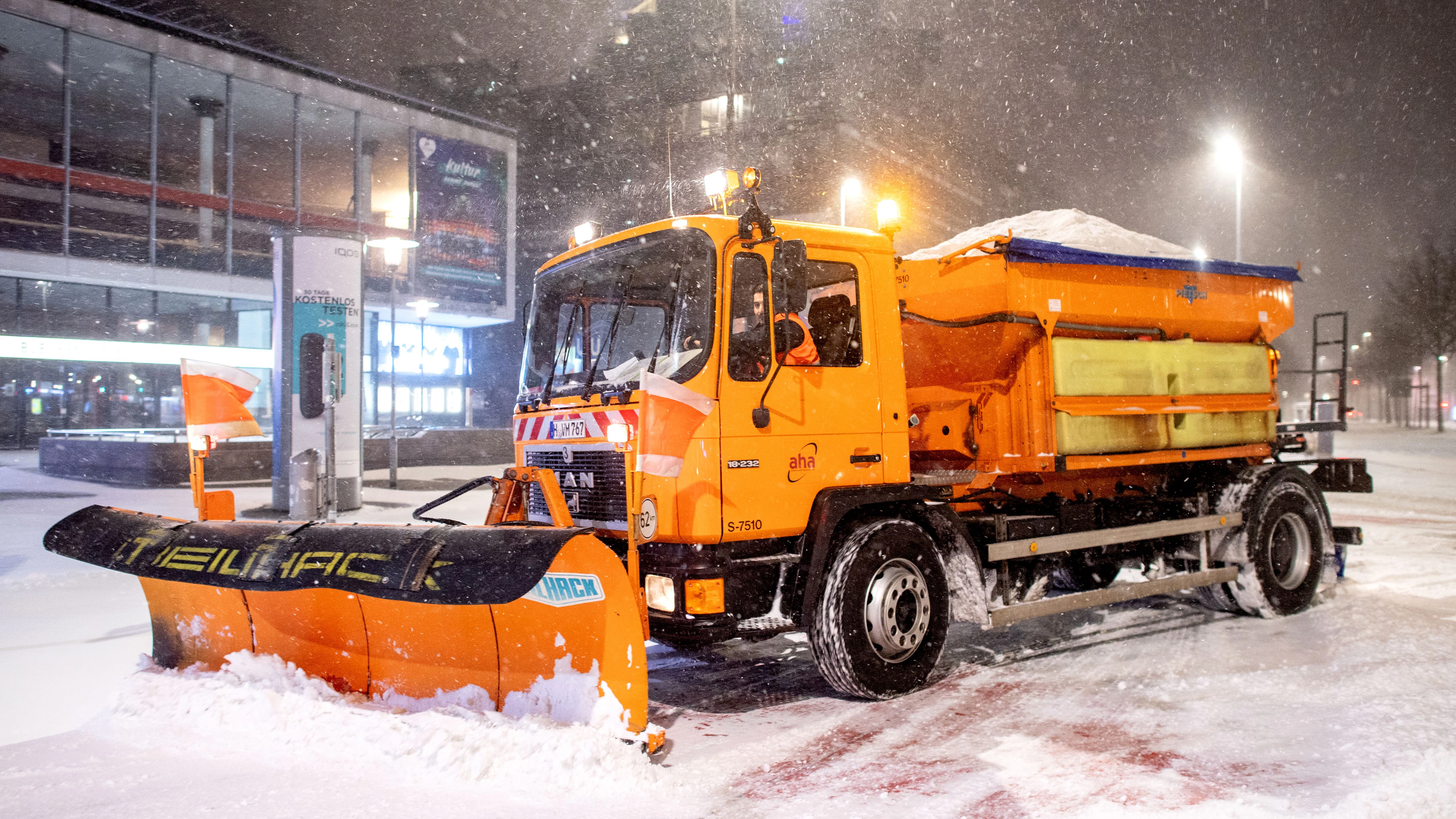 6.40 Uhr in Hannover: Ein Räumfahrzeug fährt bei Schneefall über den Aegidientorplatz im Stadtzentrum.&nbsp;&nbsp;