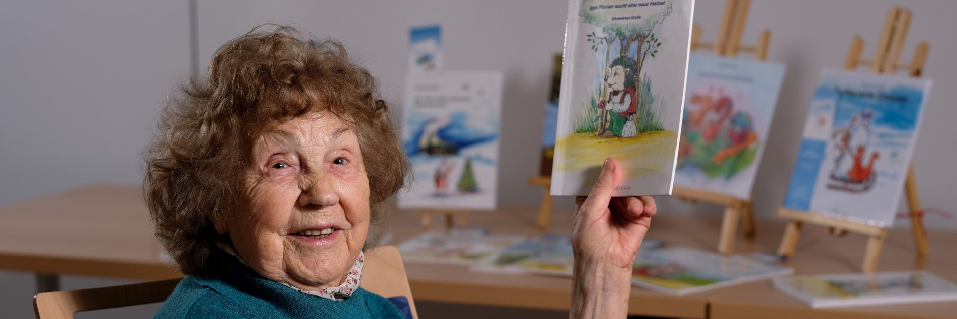 Ehrentraut Grylla mit ihren Büchern. In „Igel Florian sucht eine neue Heimat“ beschäftigt sich die Schriftstellerin kindgerecht mit der Flüchtlingskrise.