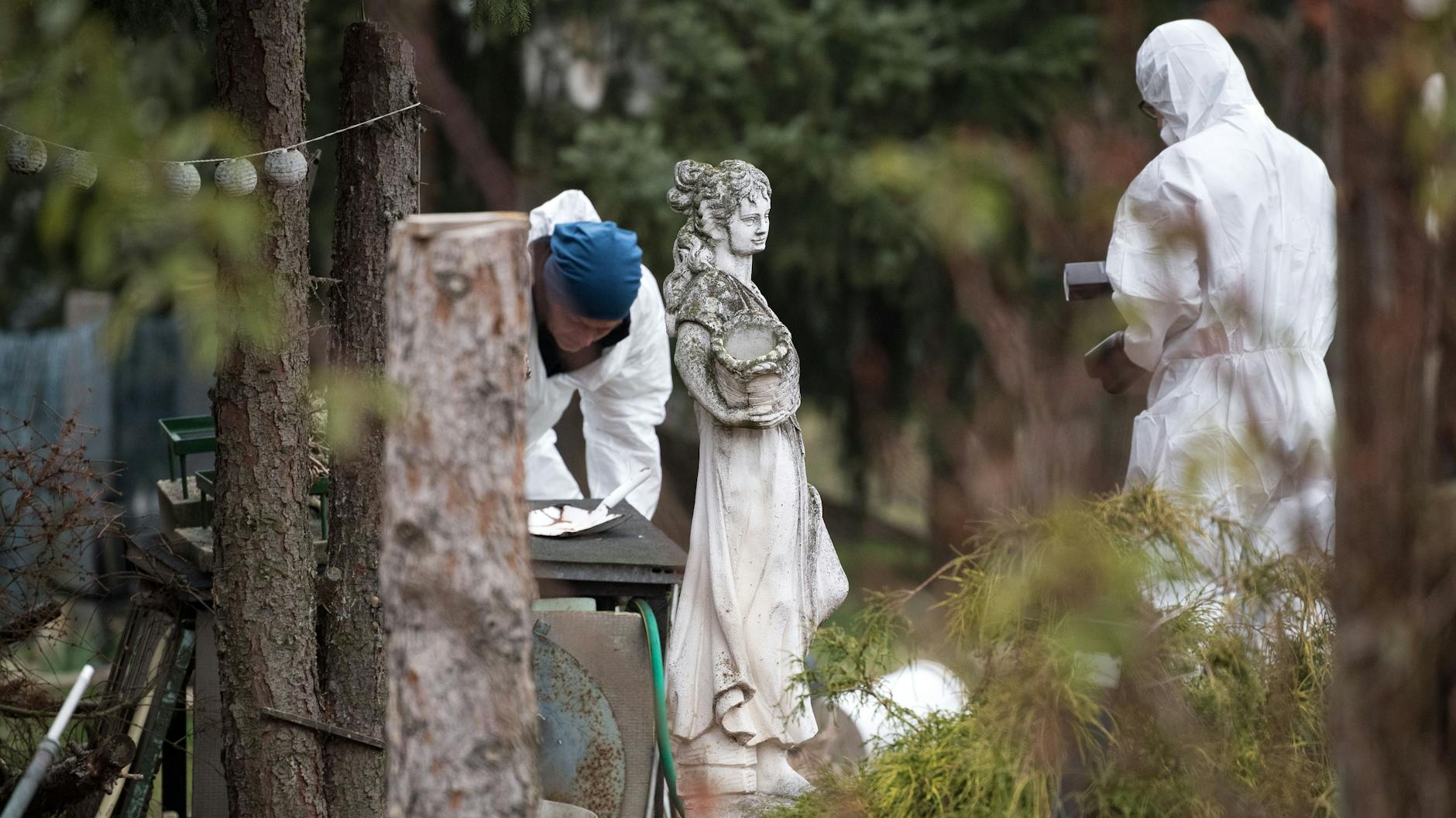 Kriminaltechniker der Berliner Polizei untersuchten vor zwei Jahren das Haus und den Garten der Schwester der verschwundenen 15-jährigen Rebecca. 