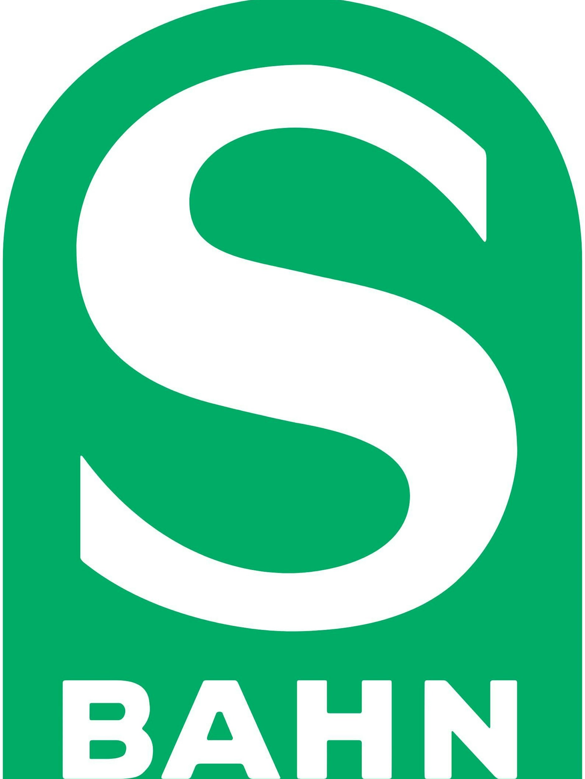 Ursprünglich sah das Logo so aus – der Hintergrund hat die Form eines Grabsteins. An einigen S-Bahnhöfen ist es noch heute so zu sehen.