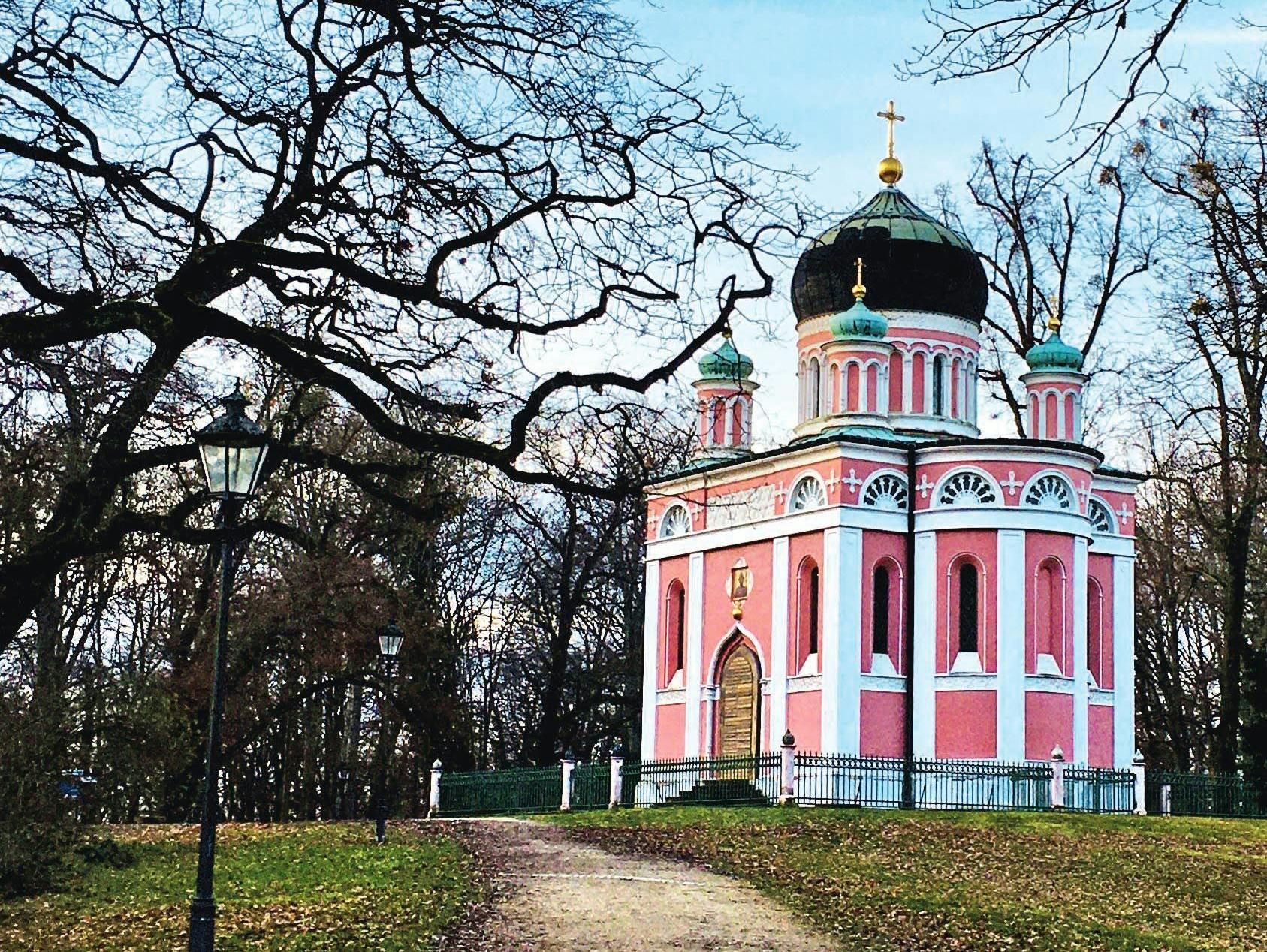 Sankt Petersburg, nebenan: die Alexander-Newski-Kirche nahe der russischen Kolonie.