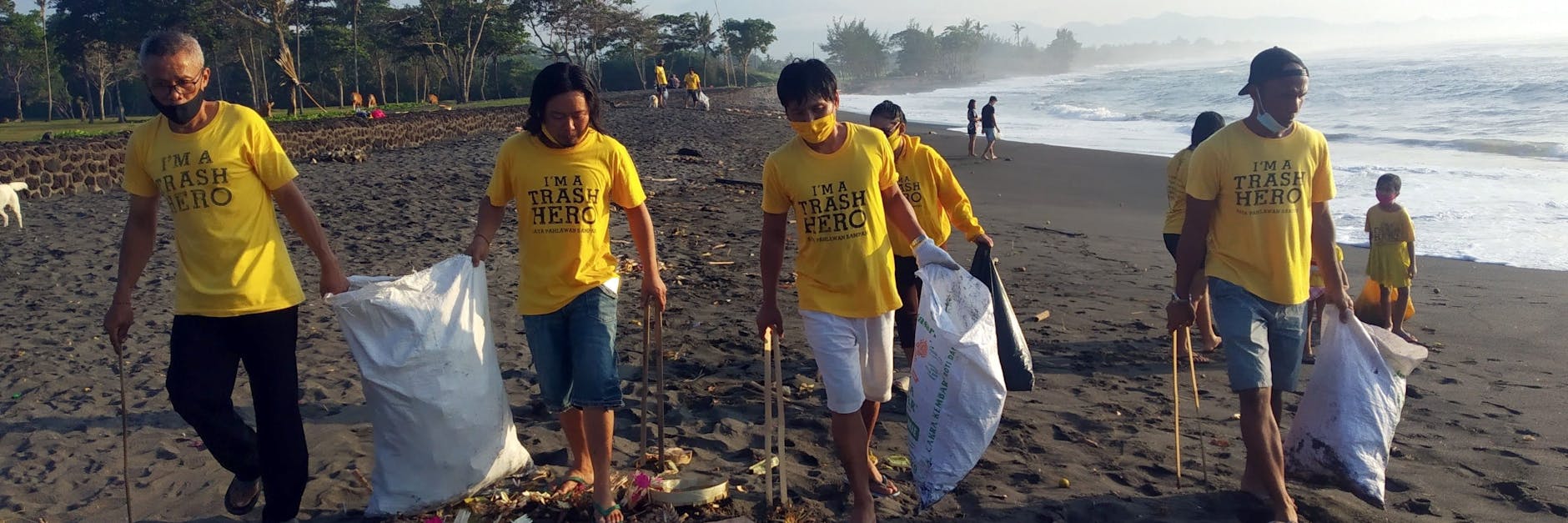 Freiwillige sammeln am Saba Beach Müll ein.