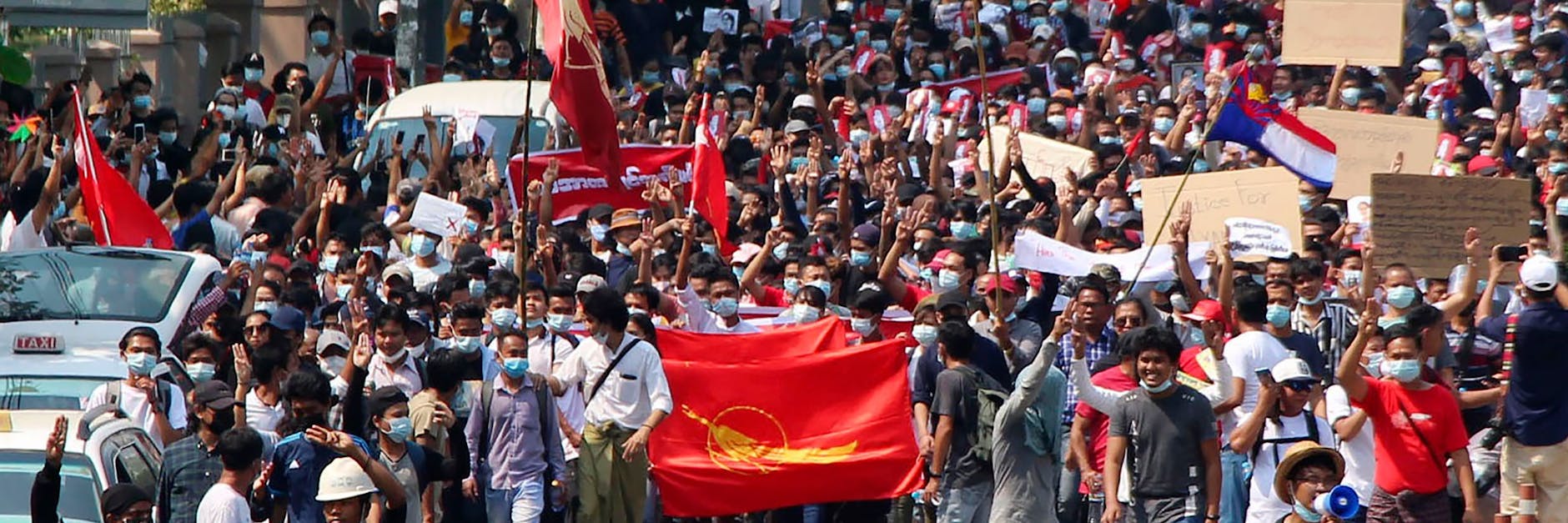 Tausende Demonstranten gingen in Rangun gegen die Machtübernahme des Militärs in Myanmar auf die Straße. 