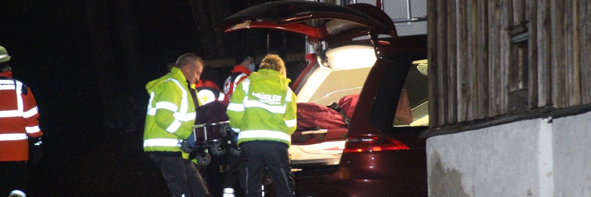 Die Leiche des Mannes wird vom Unglücksort abtransportiert.