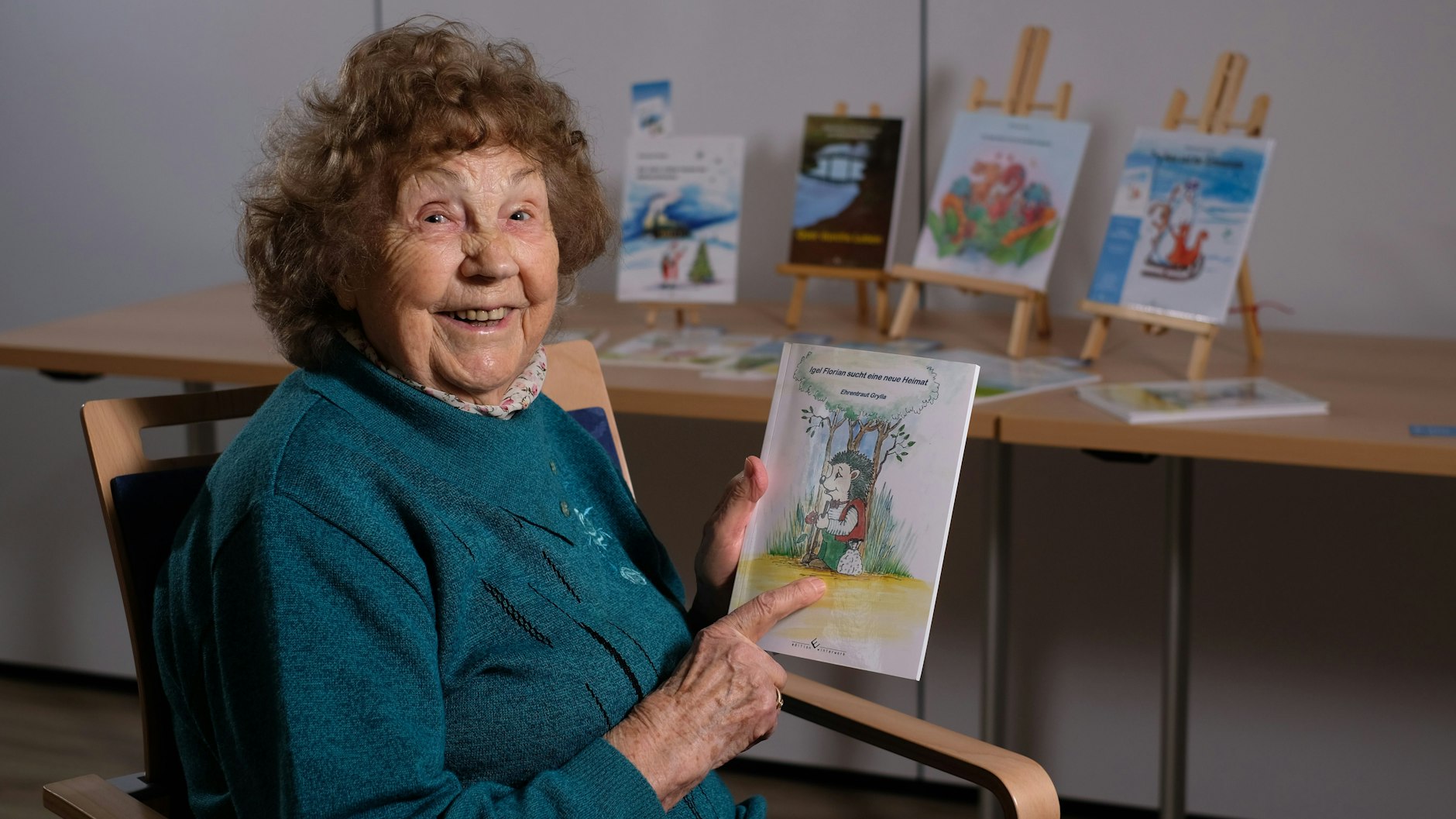 Ehrentraut Grylla mit ihren Büchern. In „Igel Florian sucht eine neue Heimat“ beschäftigt sich die Schriftstellerin kindgerecht mit der Flüchtlingskrise.<br>