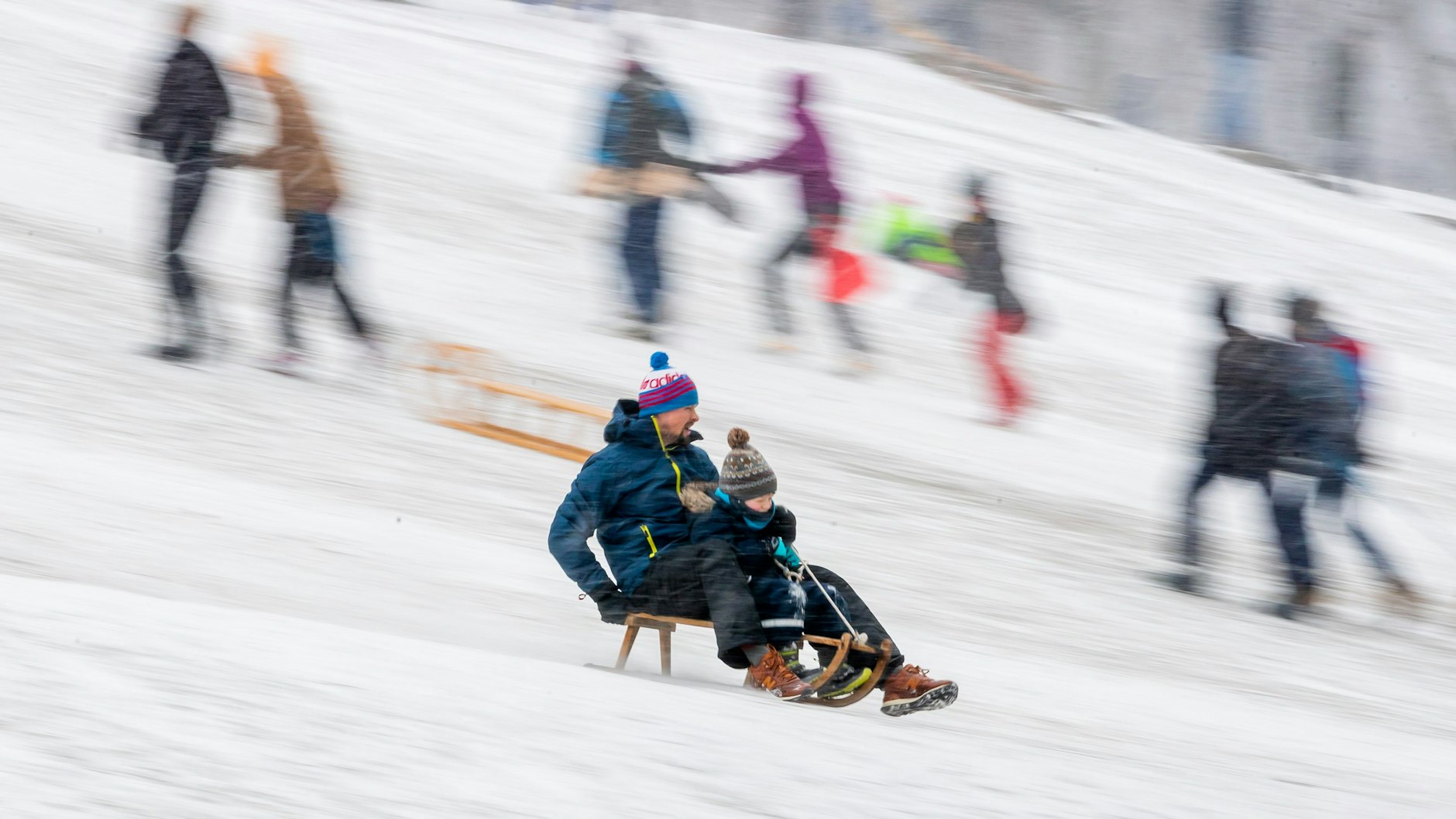 Das Rodelglück mitten in Berlin im Volkspark Friedrichshain.