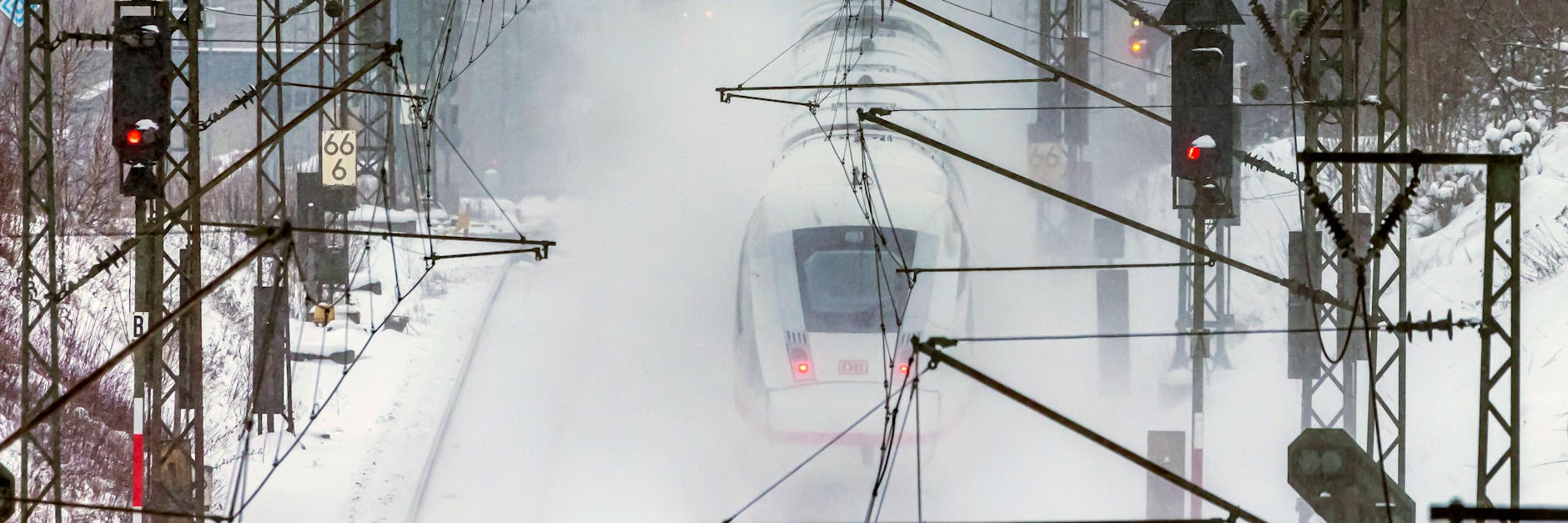 Das extreme Unwetter macht Deutschland zu schaffen: Viele Fernverkehrsverbindungen fallen aus. 