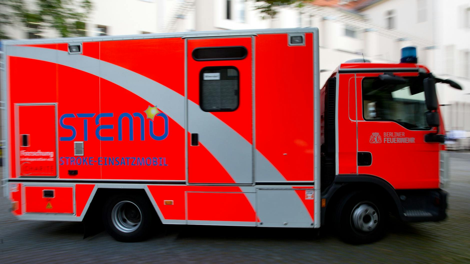 Ein Stroke-Einsatz-Mobil der Berliner Feuerwehr. <a href="https://www.charite.de/index.php?id=899&rid=t_2508&mid=5125&aC=08171669&jumpurl=2">In Berlin sind derzeit drei d</a>ieser speziellen Rettungswagen unterwegs.