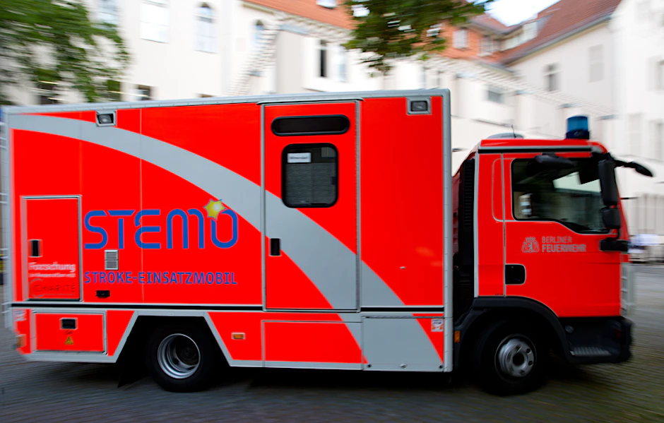 Ein Stroke-Einsatz-Mobil der Berliner Feuerwehr. <a href="https://www.charite.de/index.php?id=899&rid=t_2508&mid=5125&aC=08171669&jumpurl=2">In Berlin sind derzeit drei d</a>ieser speziellen Rettungswagen unterwegs.