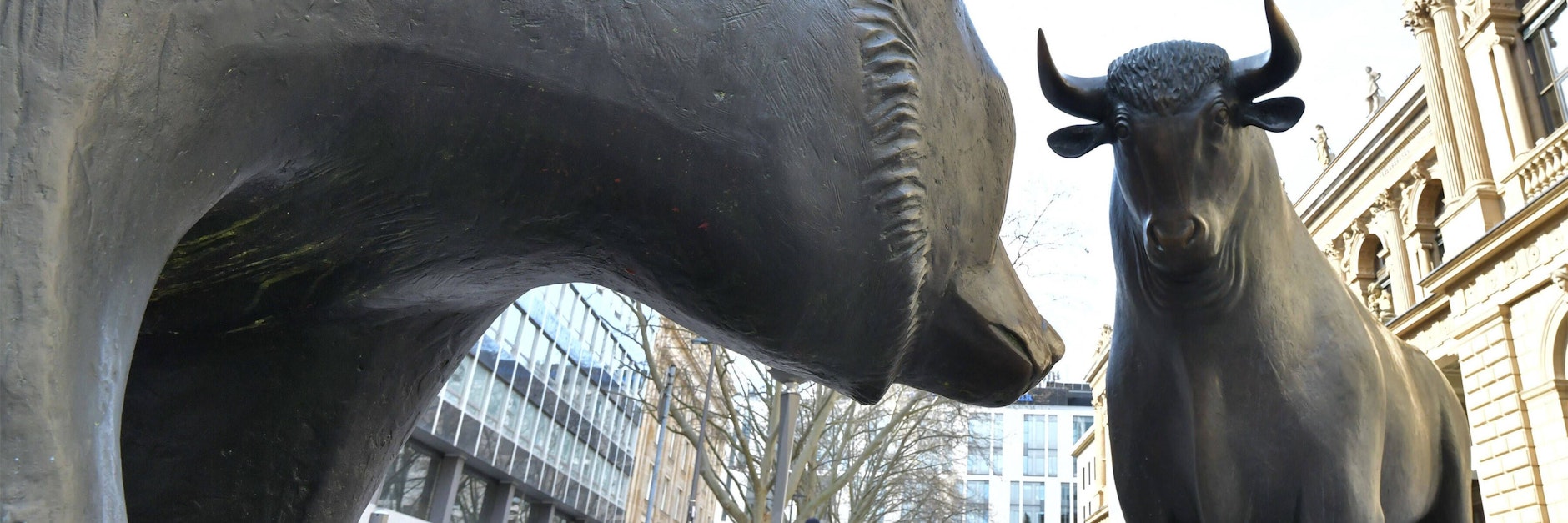 Der Bulle und der Bär vor der Frankfurter Börse: Das Hornvieh steht für die Hausse, anhaltend steigende Kurse, der Bär für das Gegenteil, die Baisse.