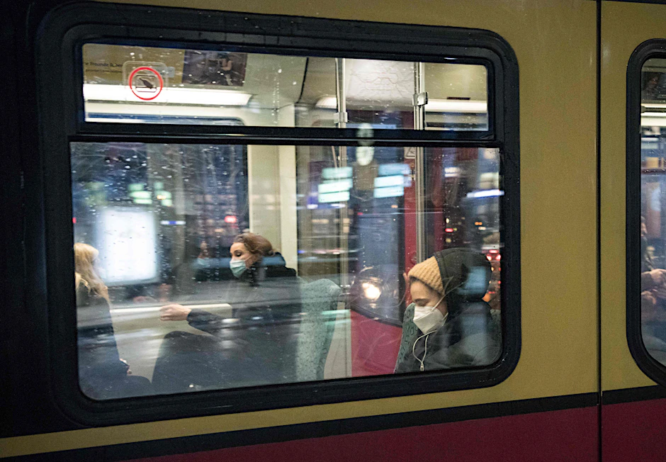 Ernste Gesichter in der Berliner S-Bahn. Viel zu selten wird gelächelt.
