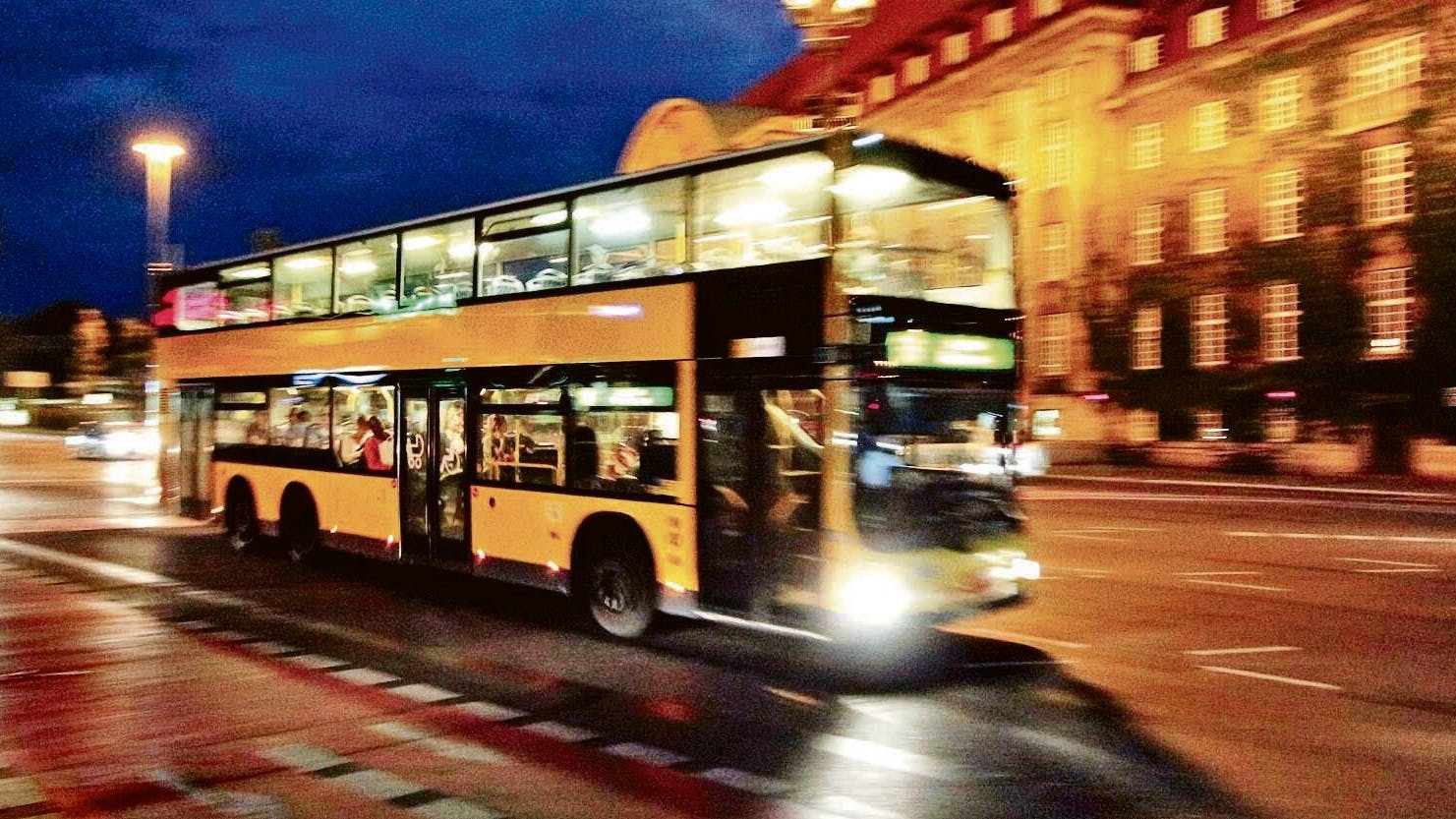 BVG-Bus unterwegs vor dem Rathaus Spandau. Der westlichste Bezirk Berlins gehört zu den Gebieten, in denen Fahrgäste mit einem größeren Fahrtenangebot rechnen können.