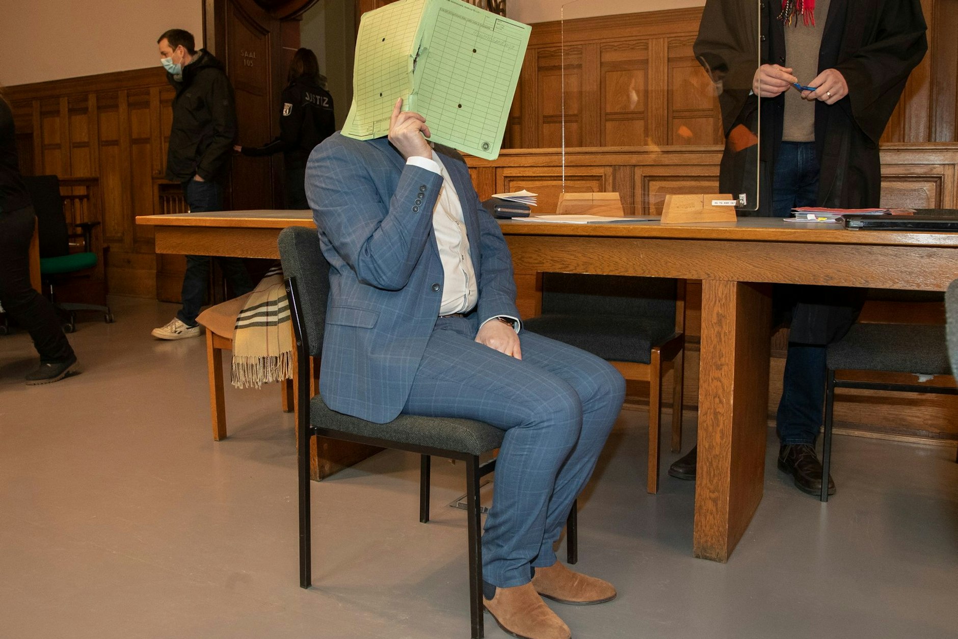 Hans L. saß wegen gewerbsmäßiger Untreue vor Gericht und kam mit einem blauen Auge davon.