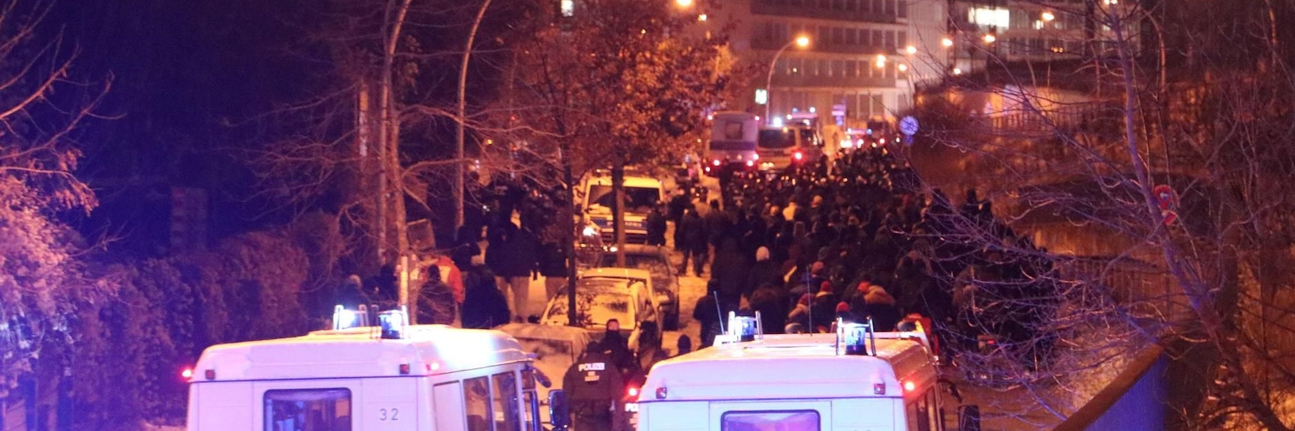 Aktivisten machten am Sonntagabend für das Obdachlosencamp mobil.
