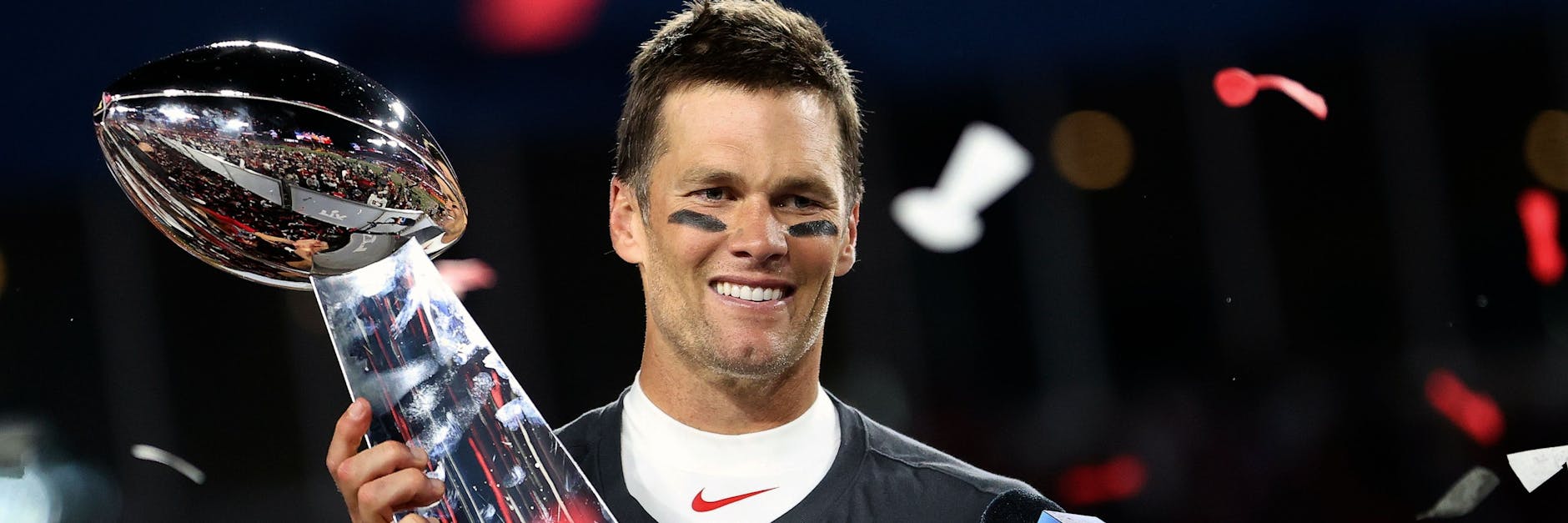 Glücklicher Sieger: Quarterback Tom Brady mit der Trophäe des 55. Superbowl. 
