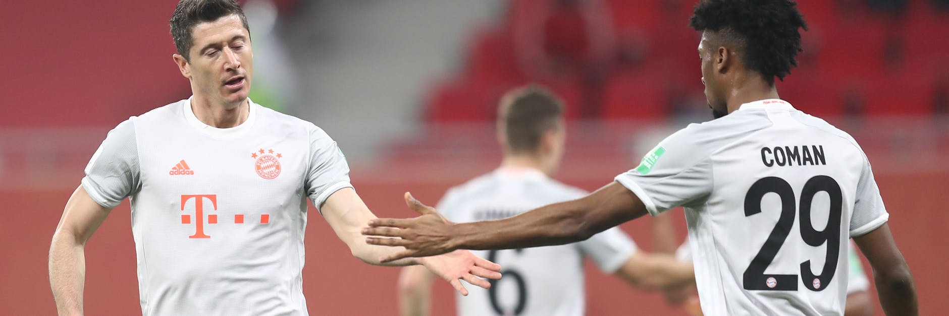 Hand drauf! Robert Lewandowski (l.) feiert sein 1:0 im Halbfinale der Klub-WM mit Kingsley Coman.