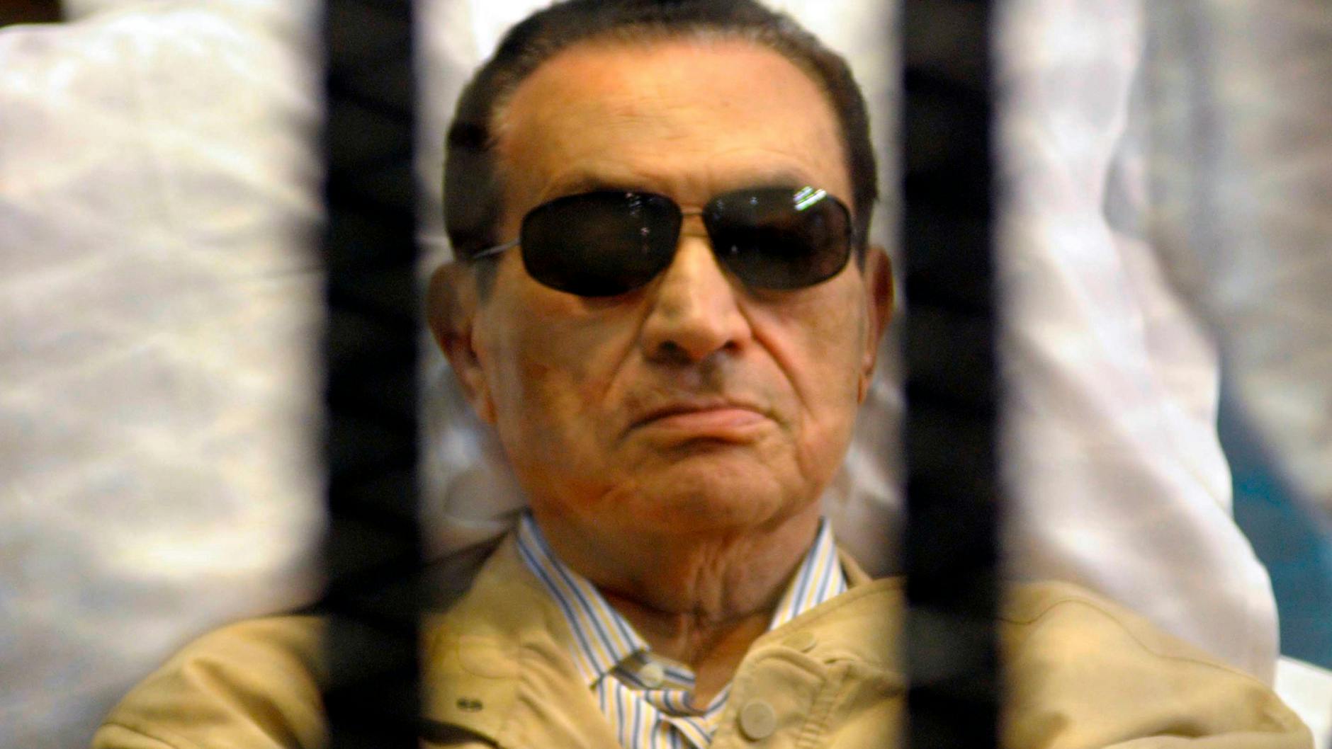 Der Offizier und abgetretene Präsident Hosni Mubarak lag bei seinem Prozess 2012 auf einer Krankentrage. 2020 ist er gestorben.