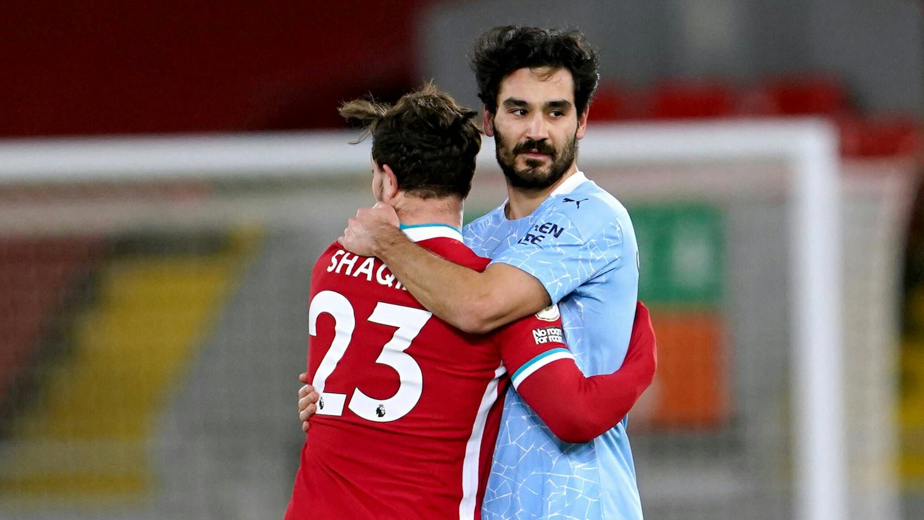 Ilkay Gündogan umarmt Gegenspieler Xherdan Shaqiri.