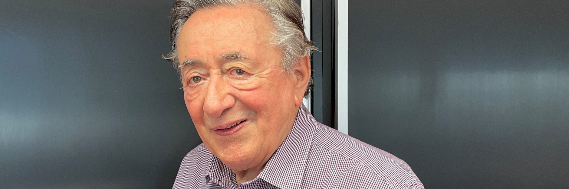 Richard „Mörtel“ Lugner lächelt in die Kamera – und plant schon seinen Opernball 2022.