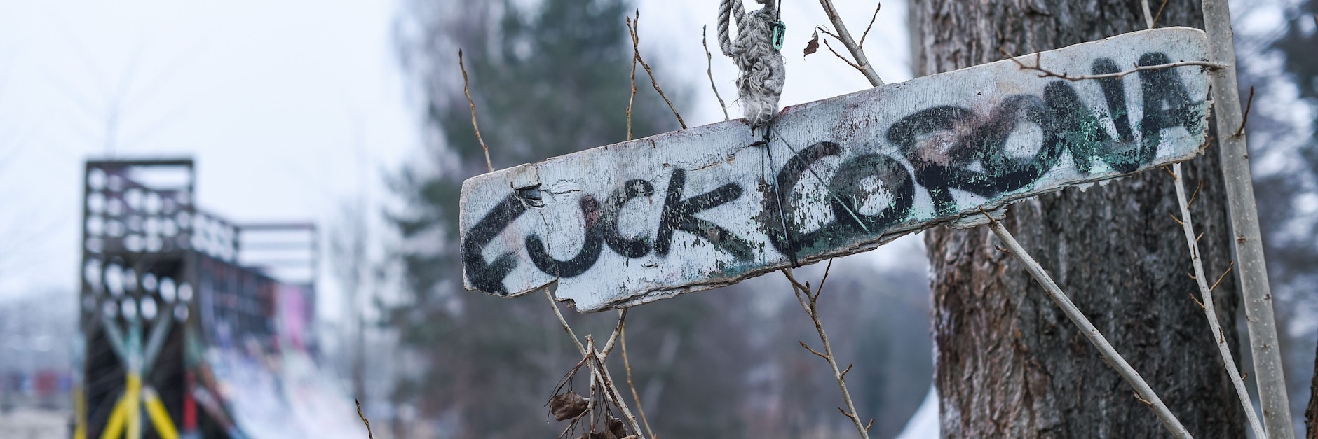 An einem Baum im Mellowpark hängt ein Schild mit der Aufschrift „Fuck Corona“.&nbsp;
