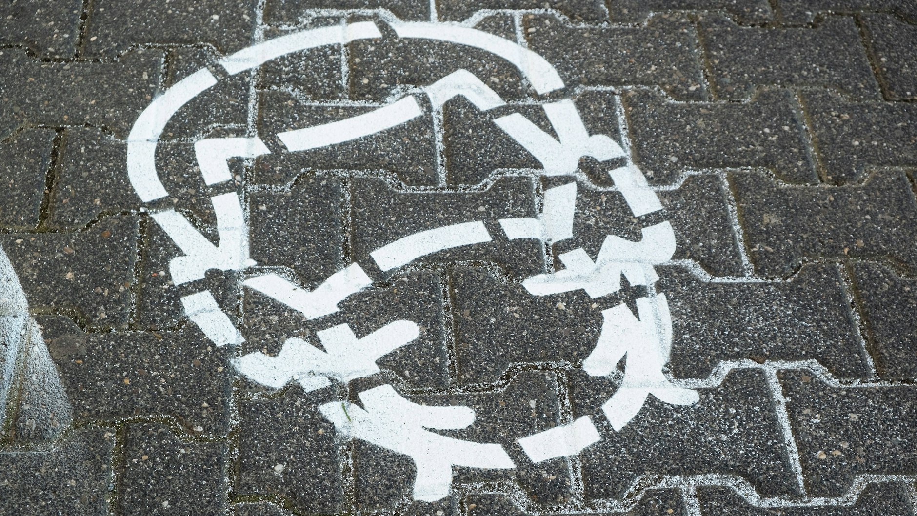 Ein Piktogramm in einer Fußgängerzone mahnt die Einhaltung der Maskenpflicht an (Symbolbild).