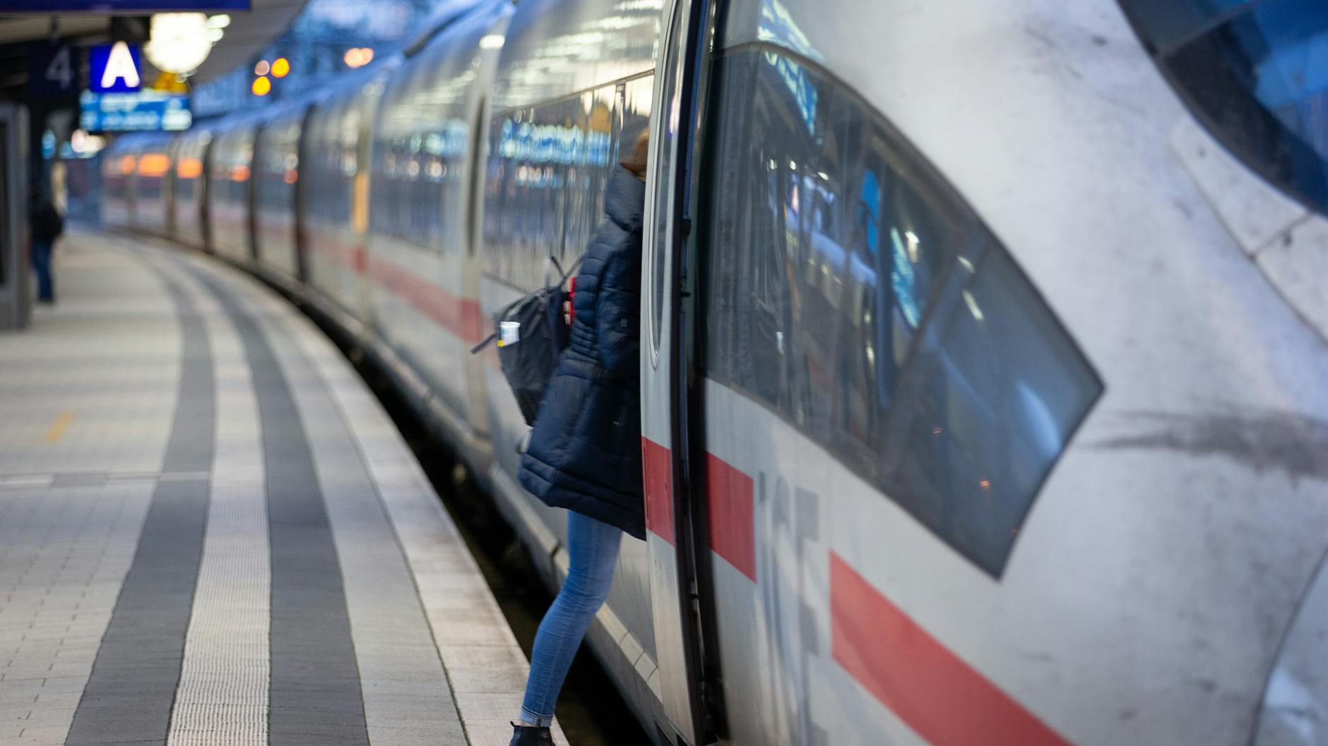 Ein Fahrgast steigt in einen ICE der Deutschen Bahn.