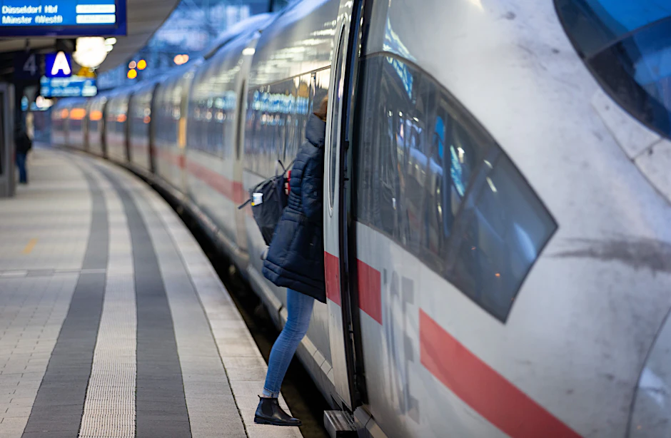 Ein Fahrgast steigt in einen ICE der Deutschen Bahn.
