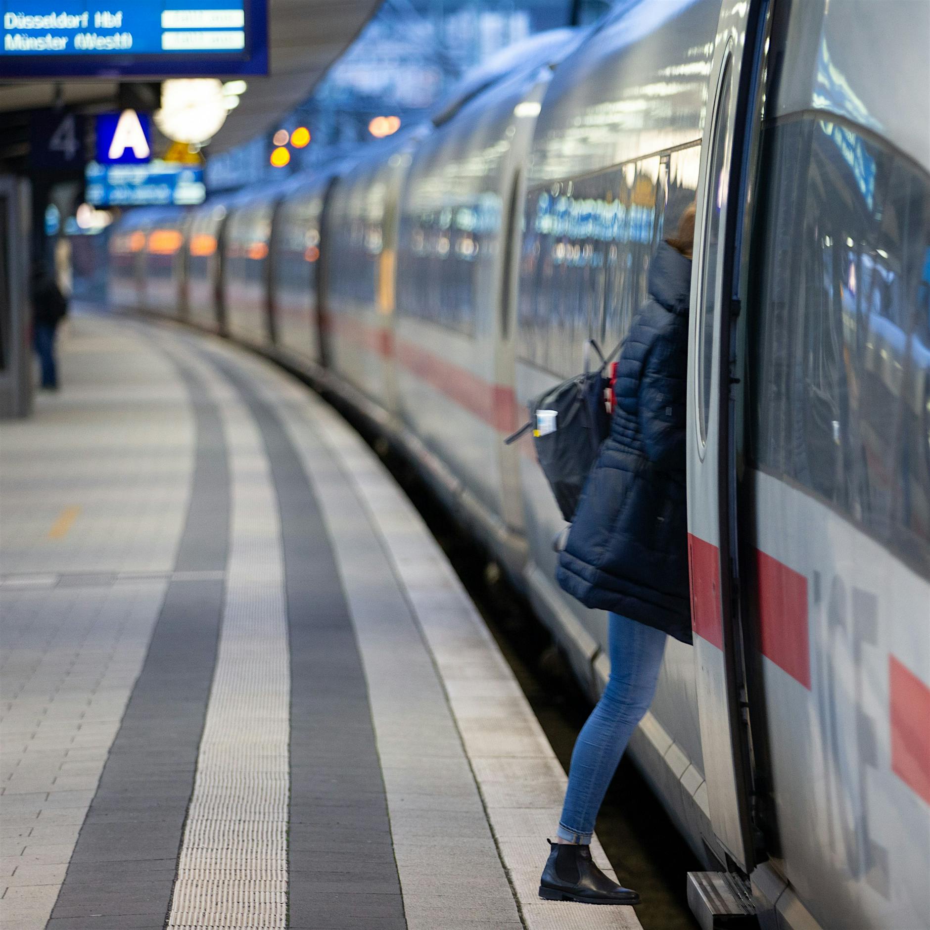 Bahn verbannt Papier-Fahrkarten aus Zügen